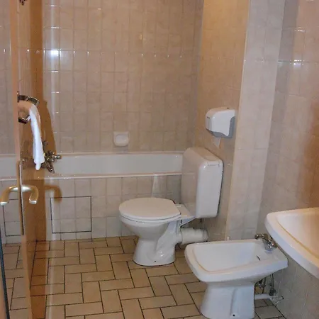 Acropolis Hotel 3*